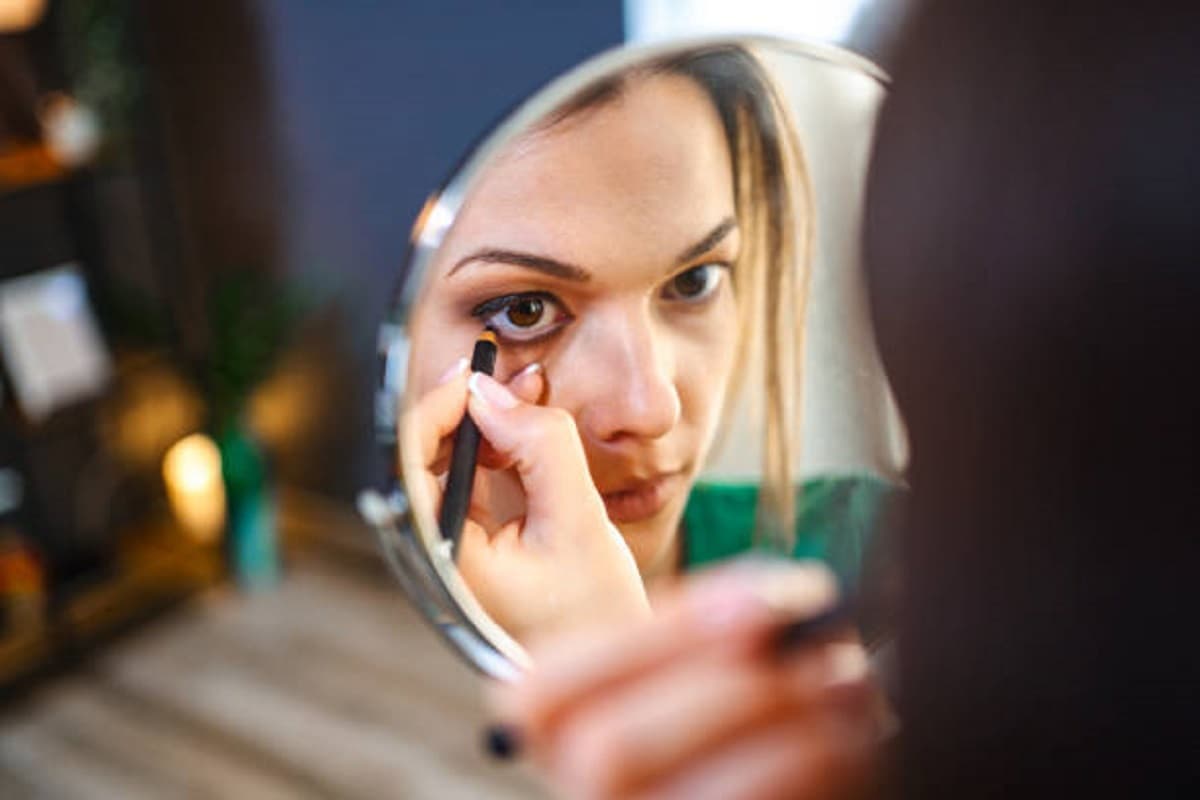 Eye Care Tips: गलत तरीके से काजल लगाने पर आखों को हो सकता है नुकसान, जानें काजल लगाने का सही तरीका