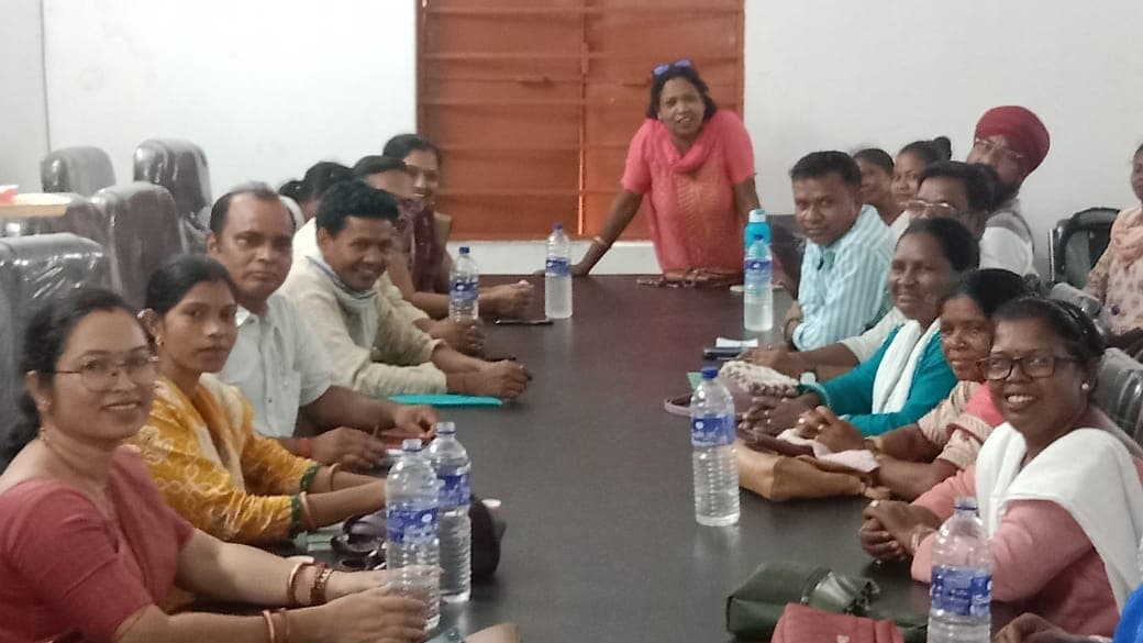 जमशेदपुर प्रखंड अंतर्गत रेलवे अधीन क्षेत्र में मुखिया फंड से विकास कार्य को रोकने का मामला अब तूल पकड़ने लगा है. जिला मुखिया संघ अपनी मांगों को लेकर आर या पार की लड़ाई लड़ने के लिए तैयार हैं.