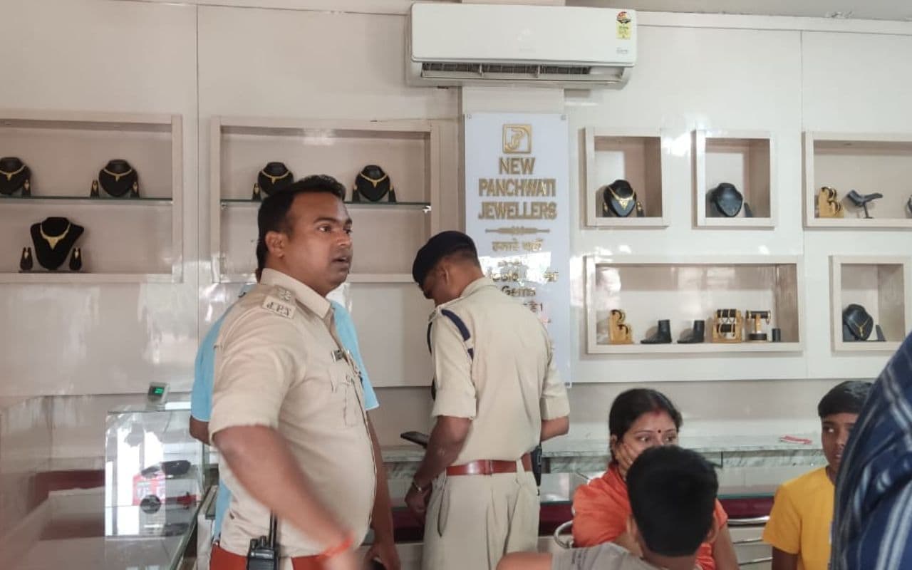Ranchi News: पंडरा में दिनदहाड़े 70 लाख के गहनों की लूट, 10 मिनट में 3 हथियारबंद लुटेरों ने दिया घटना को अंजाम