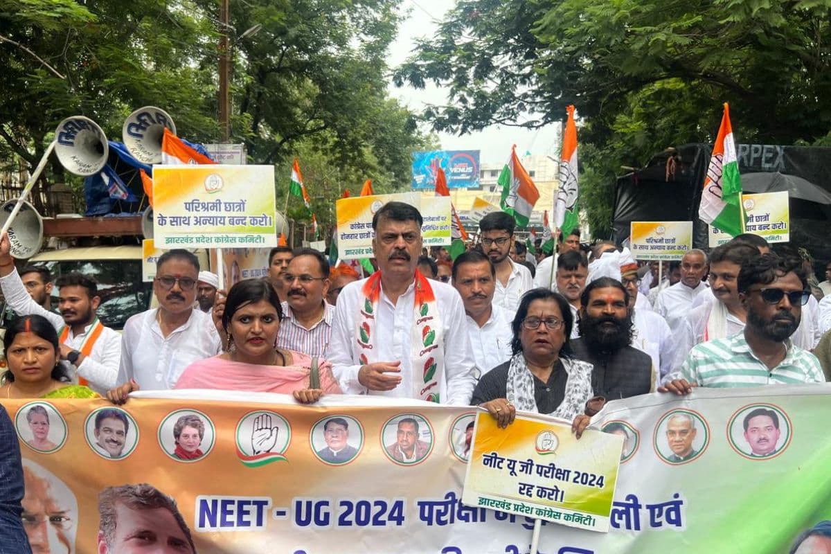 NEET Paper Leak: नीट पेपर लीक के खिलाफ झारखंड कांग्रेस का रांची में विरोध मार्च, केंद्र सरकार पर जमकर बरसे राजेश ठाकुर