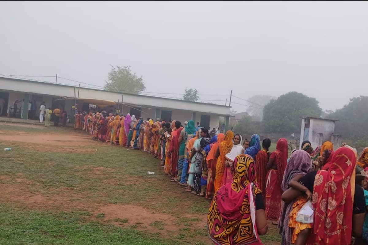 बूथ पर वोटिंग के लिए लगी लंबी कतार