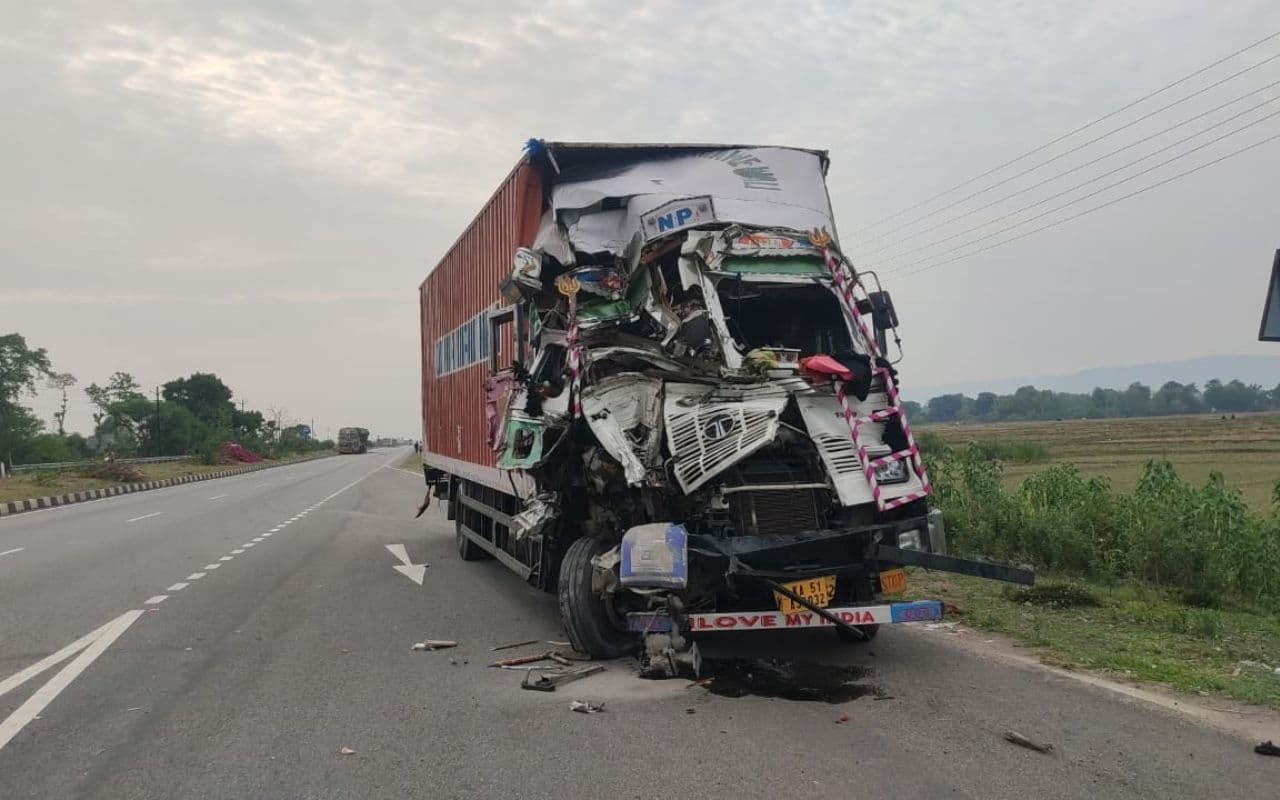 Jharkhand News: रांची-टाटा हाईवे पर खड़े ट्रक को कंटेनर ने मारी टक्कर, चालक घायल