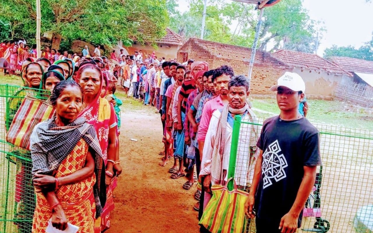 PHOTOS: संताल परगना की 3 लोकसभा सीटों पर मतदाताओं में दिखा जबर्दस्त उत्साह