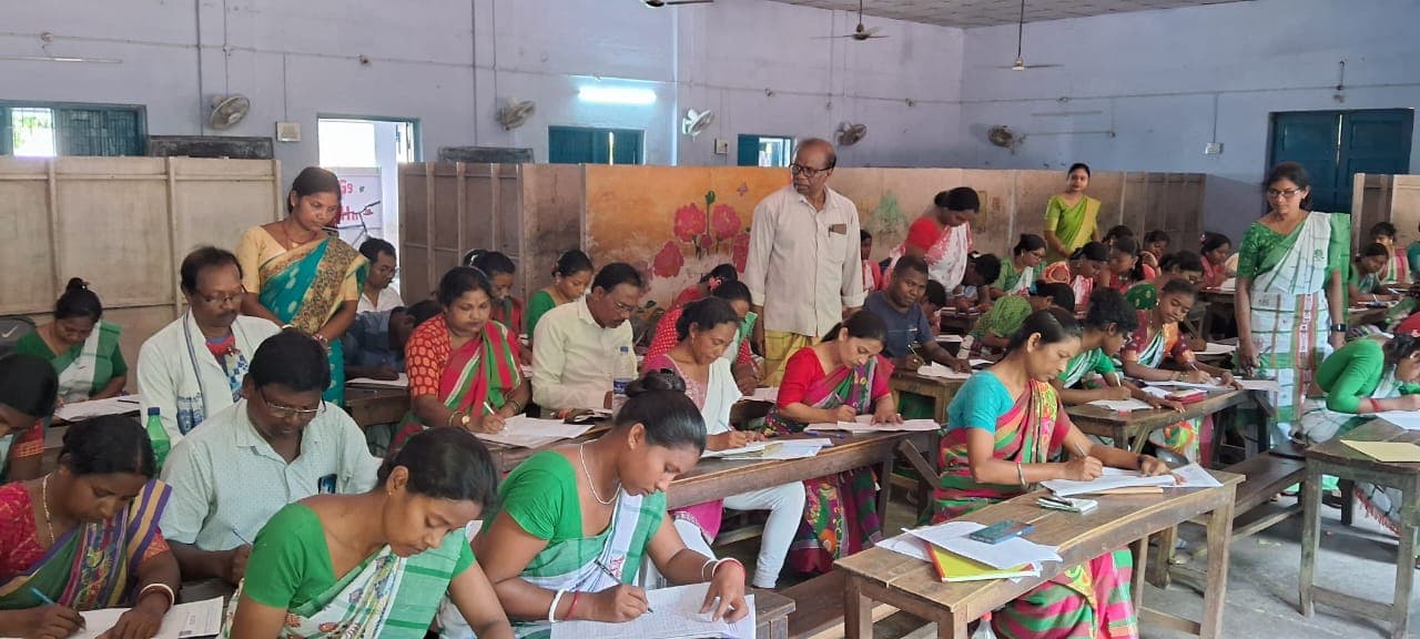 संताली भाषा की ओलचिकी लिपि में पठन-पाठन करने में महिलाएं सबसे ज्यादा जागरूक