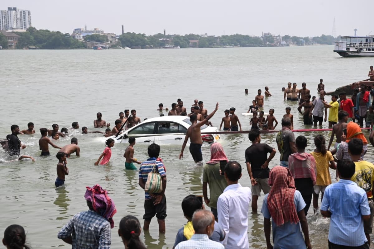 WB News : भूतनाथ मंदिर के पास अचानक लुढ़ककर गंगा नदी में समायी कार, गाड़ी में बैठा था किशोर
