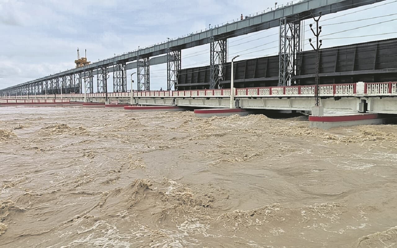 Bihar Flood: सुपौल में कोसी की हुंकार, बराज के 21 फाटक खोले गए, तटबंधों पर बढ़ने लगा दबाव