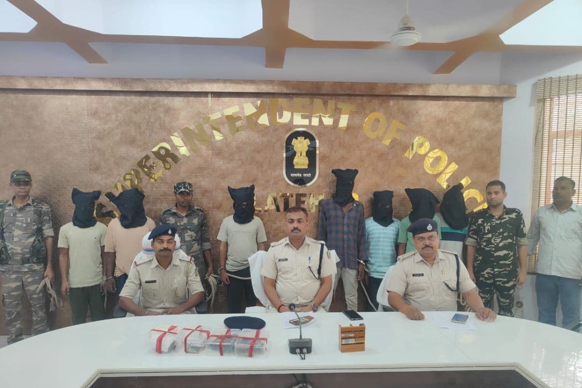 Jharkhand Naxal News: लातेहार पुलिस को नक्सलियों के खिलाफ बड़ी सफलता, हथियार के साथ टीएसपीसी के 7 उग्रवादी अरेस्ट