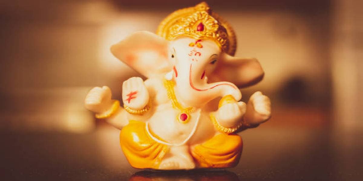 Vastu Tips For Office: नौकरी में पाना चाहते हैं तरक्की, तो अपने टेबल पर रखें ये चीजें…