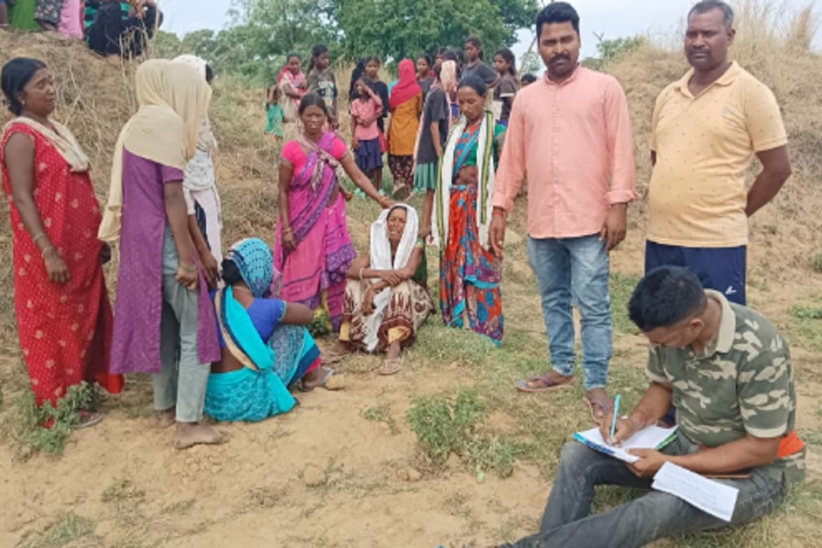 रोते बिलखते परिजन