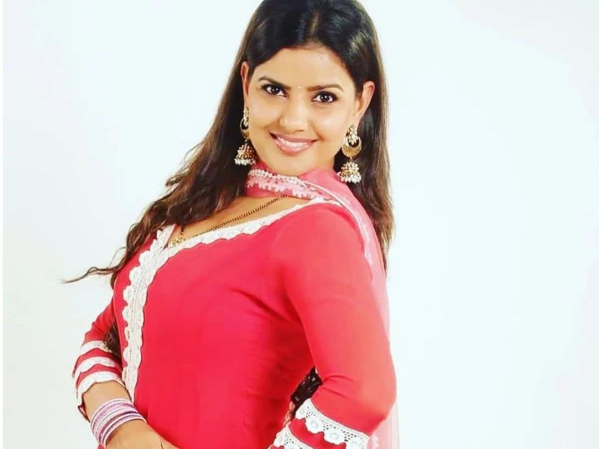 साउथ से Bhojpuri Industry में आईं ये एक्ट्रेस की फीस जानकर हो जाएंगे हैरान