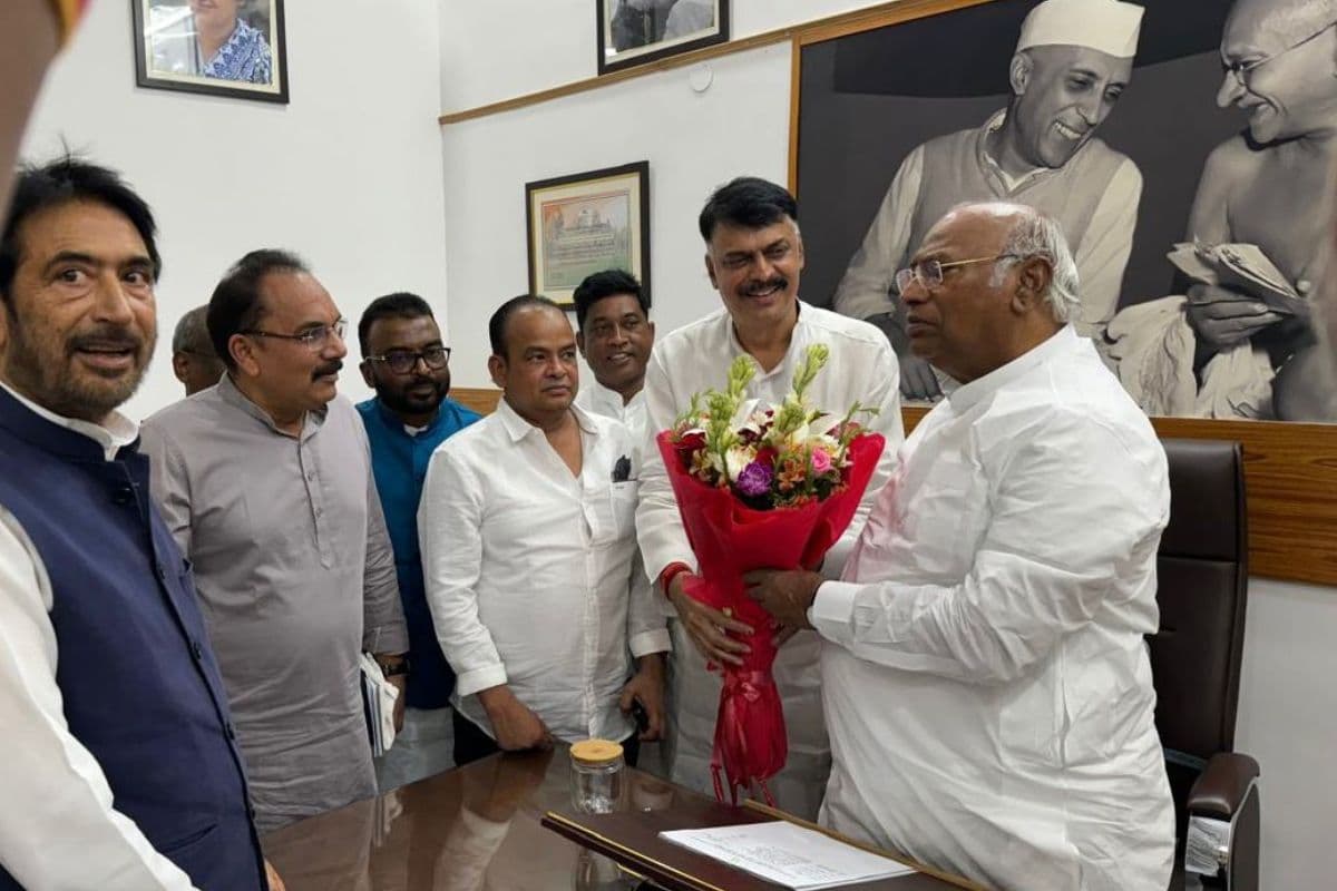 मल्लिकार्जुन खरगे से मुलाकात करते झारखंड कांग्रेस प्रभारी समेत अन्य