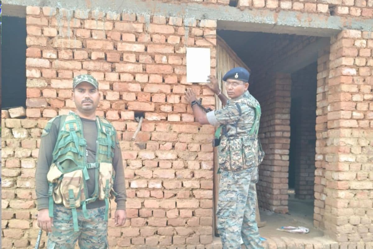 झारखंड: 15 लाख के इनामी माओवादी रीजनल कमांडर रवींद्र गंझू के घर चिपकाया इश्तेहार, कुर्की-जब्ती की चेतावनी