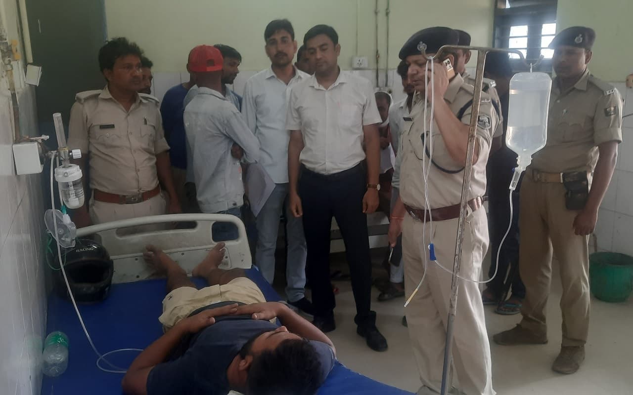 Bihar: छपरा में वकील पिता-पुत्र के हत्यारोपित के रिश्तेदारों को लोगों ने जमकर पीटा, चोरी की सूचना पर पहुंचे थे घर