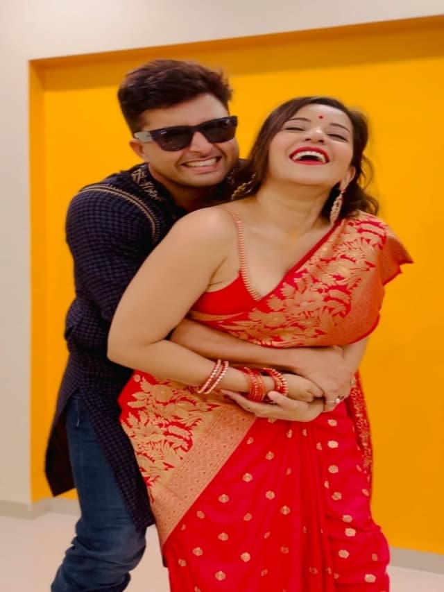 मोनालिसा ने लगाए जबरदस्त ठुमके, फैंस बोले- जिया हो भौजी