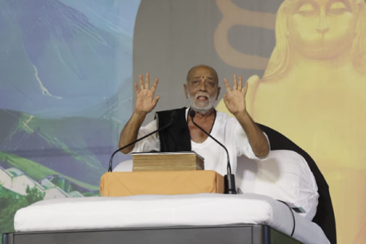 रामकथा में मोरारी बापू ने सनातन धर्म पर दिया प्रवचन, बोले- दीन, हीन की सेवा के लिए तैयार रहने वाला श्रेष्ठ