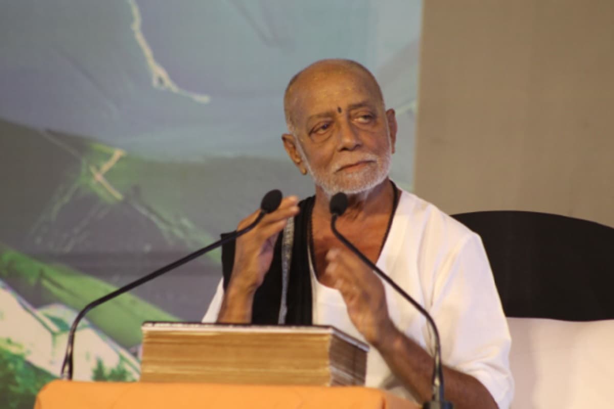 गिरिडीह में बोले कथावाचक मोरारी बापू- जिसे गुरु में परमात्मा नहीं दिखता हो, उसे खुद के हृदय में कैसे परमात्मा दिखेगा