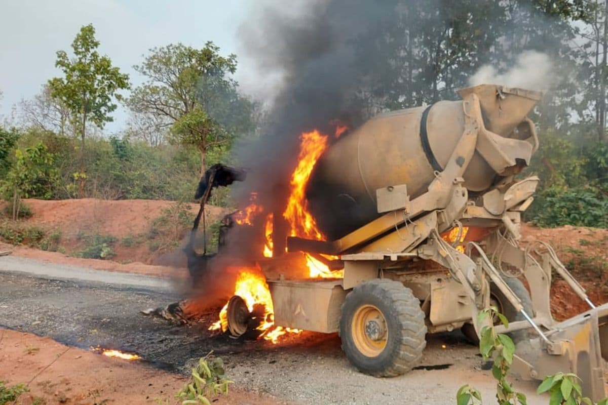 Jharkhand Naxal News: चतरा में नक्सलियों का तांडव, सड़क निर्माण में लगी मिक्सर मशीन फूंकी, 40 लाख का नुकसान