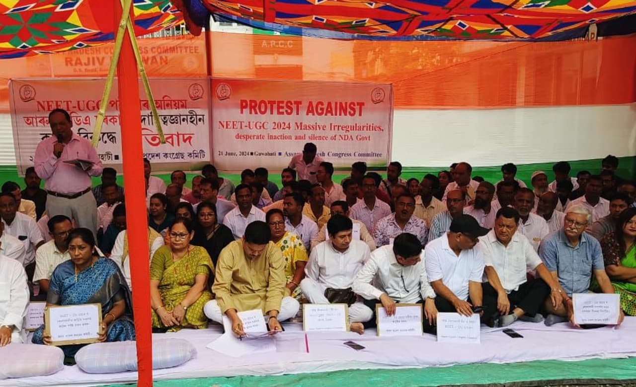 NEET Paper Leak: कांग्रेस कार्यकर्ता उतरे सड़क पर, पेपर लीक मामले की गूंज सुनाई देगी संसद में