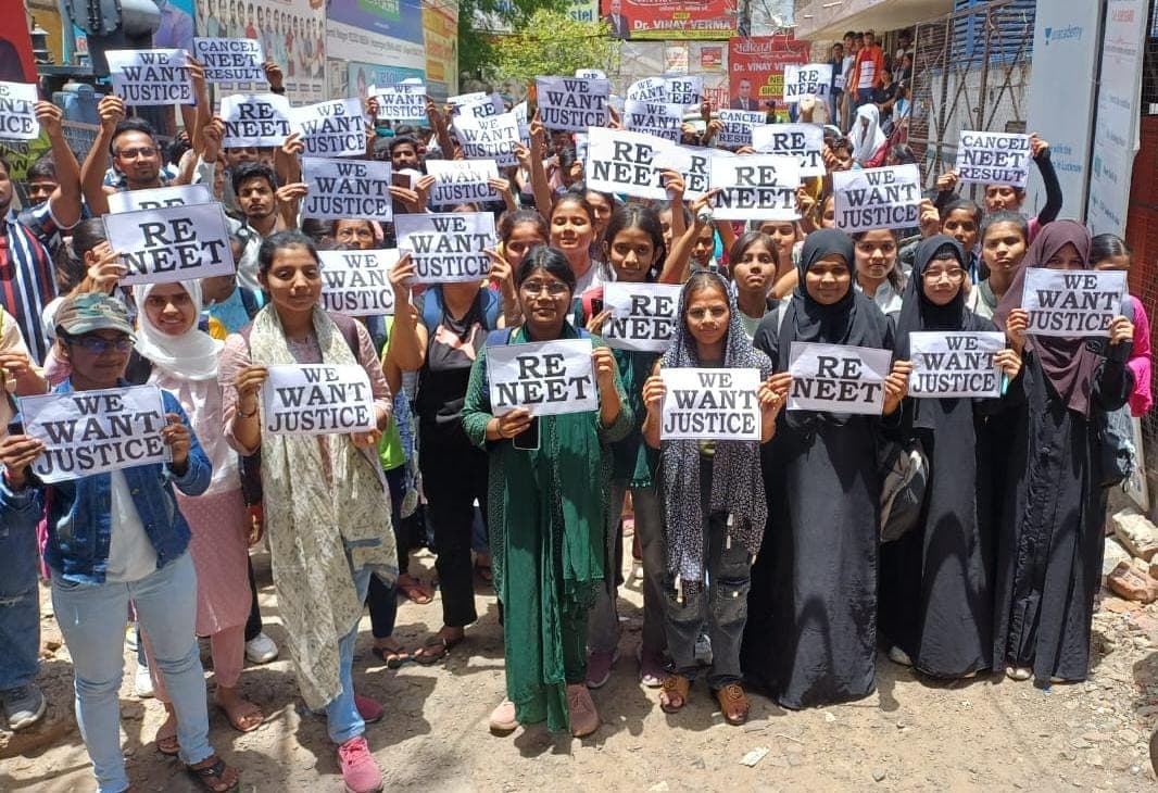 NEET Result 2024: नीट रिजल्ट की अनियमितताओं को लेकर लखनऊ में भी प्रदर्शन, फिर से परीक्षा कराने की मांग