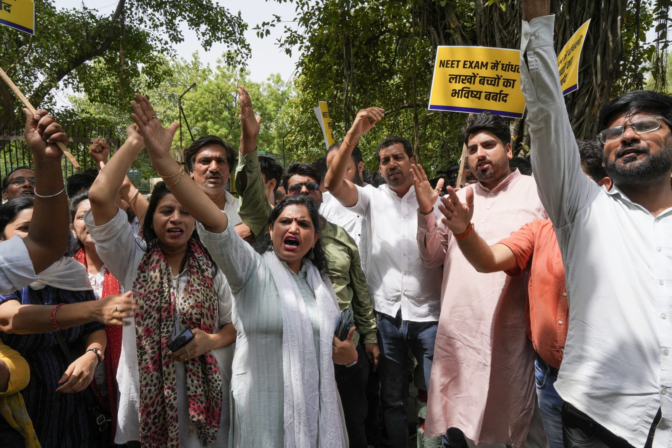 NEET-UG 2024 Controversy: सुप्रीम कोर्ट ने केंद्र और NTA को जारी किया नोटिस, शिक्षा मंत्री के आवास के बाहर NSUI का विरोध