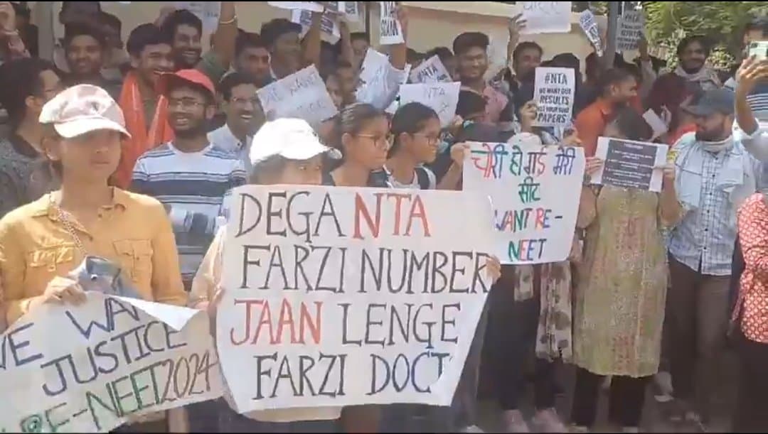 NEET Result 2024 Controversy: नीट यूजी परीक्षा परिणाम से अभ्यर्थी नाराज, बीएचयू के गेट पर किया प्रदर्शन