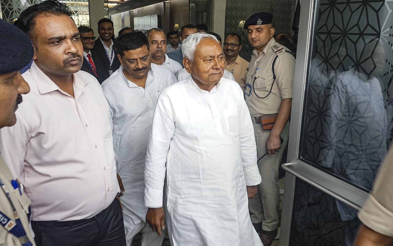 नीतीश कुमार से मिलने पहुंचे JDU के कई दिग्गज नेता, नयी सरकार बनने से पहले इस मुलाकात के जानिए मायने..