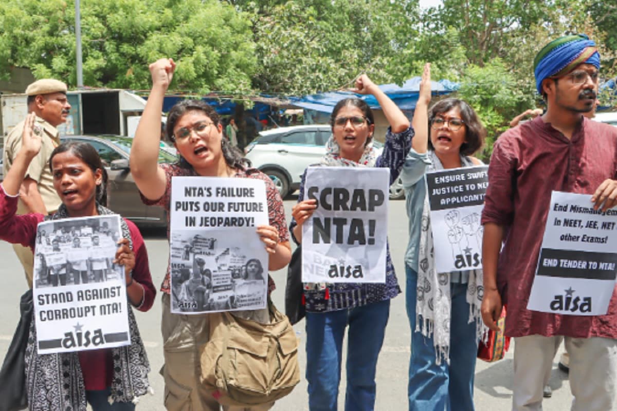 NEET UG Paper leak: हजारीबाग के ओएसिस स्कूल से लीक हुआ था प्रश्न पत्र, इओयू ने जब्त किये कई अन्य सबूत NEET UG Paper leak: हजारीबाग के ओएसिस स्कूल से लीक हुआ था प्रश्न पत्र, इओयू ने जब्त किये कई अन्य सबूत