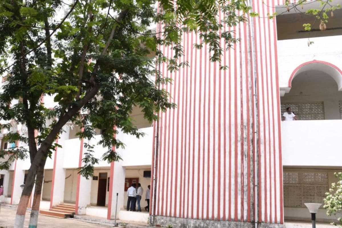 Jharkhand Crime News: पाकुड़ में दलित युवती से गैंगरेप मामले में आठ आरोपियों ने अदालत में किया सरेंडर, एक अब भी फरार