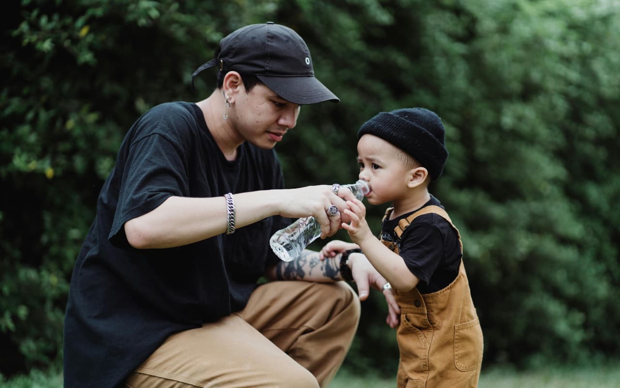 Parenting Tips: स्वस्थ दिमाग के लिए पानी पिएं बच्चे; लेकिन कितना? यह भी जानना जरूरी
