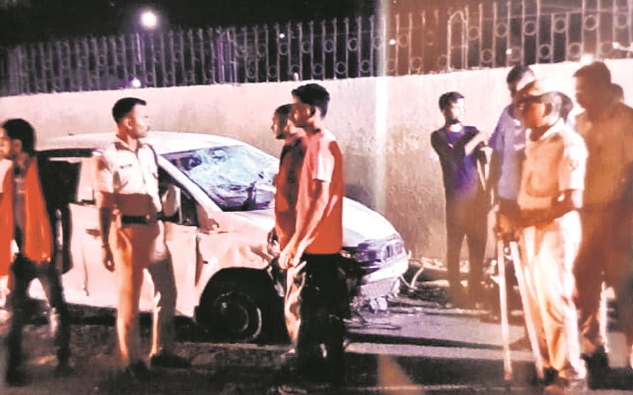 पटना में अनियंत्रित कार ने कई लोगों को मारी टक्कर, ड्राइवर समझकर लोगों ने दुकानदार को पीटा