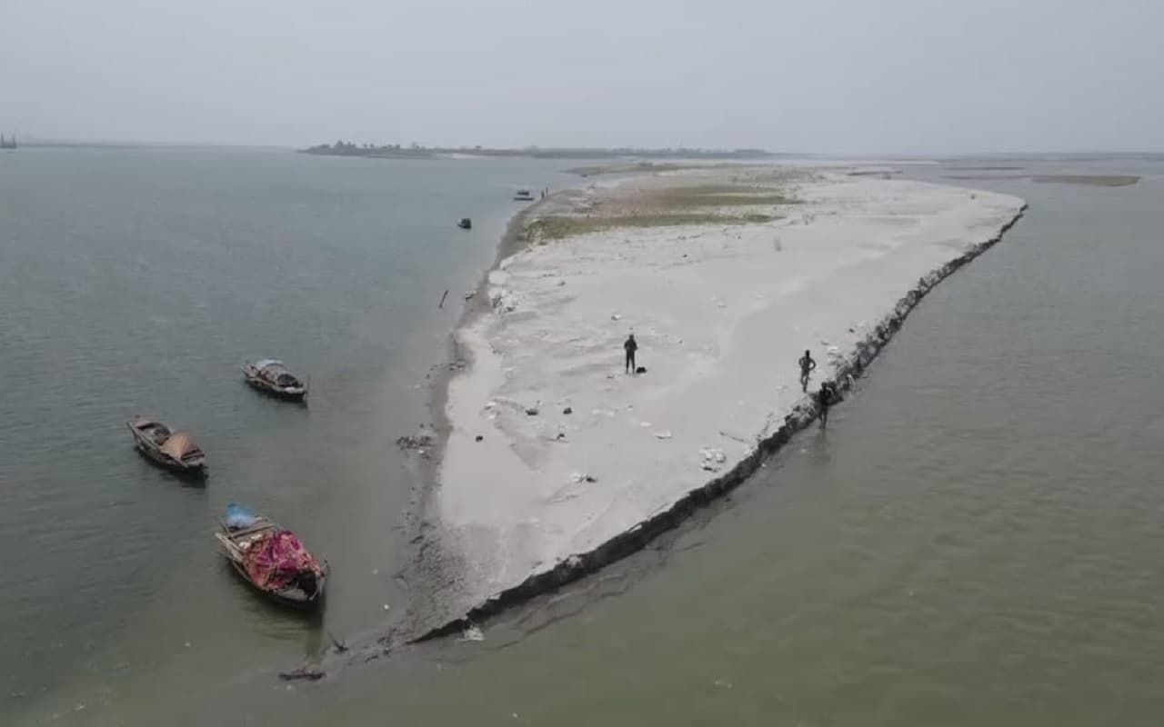 Ganga water level rise: गंगा का जलस्तर खतरे के निशान से ऊपर, दर्जनों गांवों में बाढ़ का खतरा मंडराया