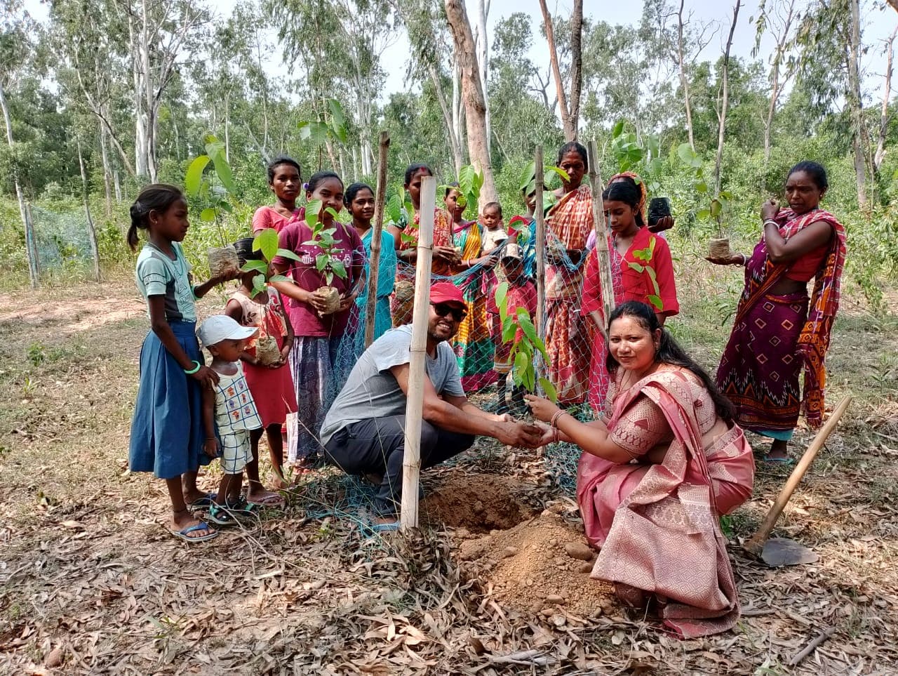 प्रो. इंदल पासवान को है पौधारोपण का जुनून, अब तक लगा चुके हैं 1 लाख से अधिक पौधे