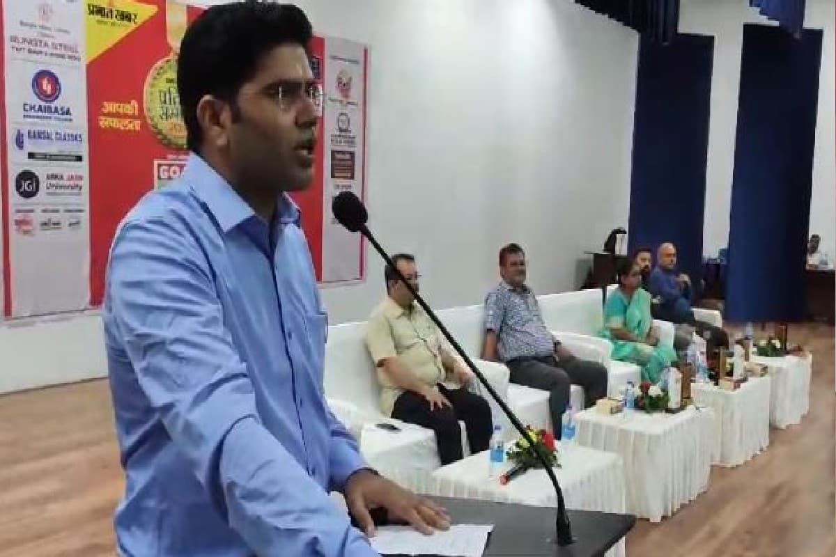 प्रभात खबर प्रतिभा सम्मान 2024 : चाईबासा में प्रतिभावान छात्र-छात्राओं को किया गया सम्मानित