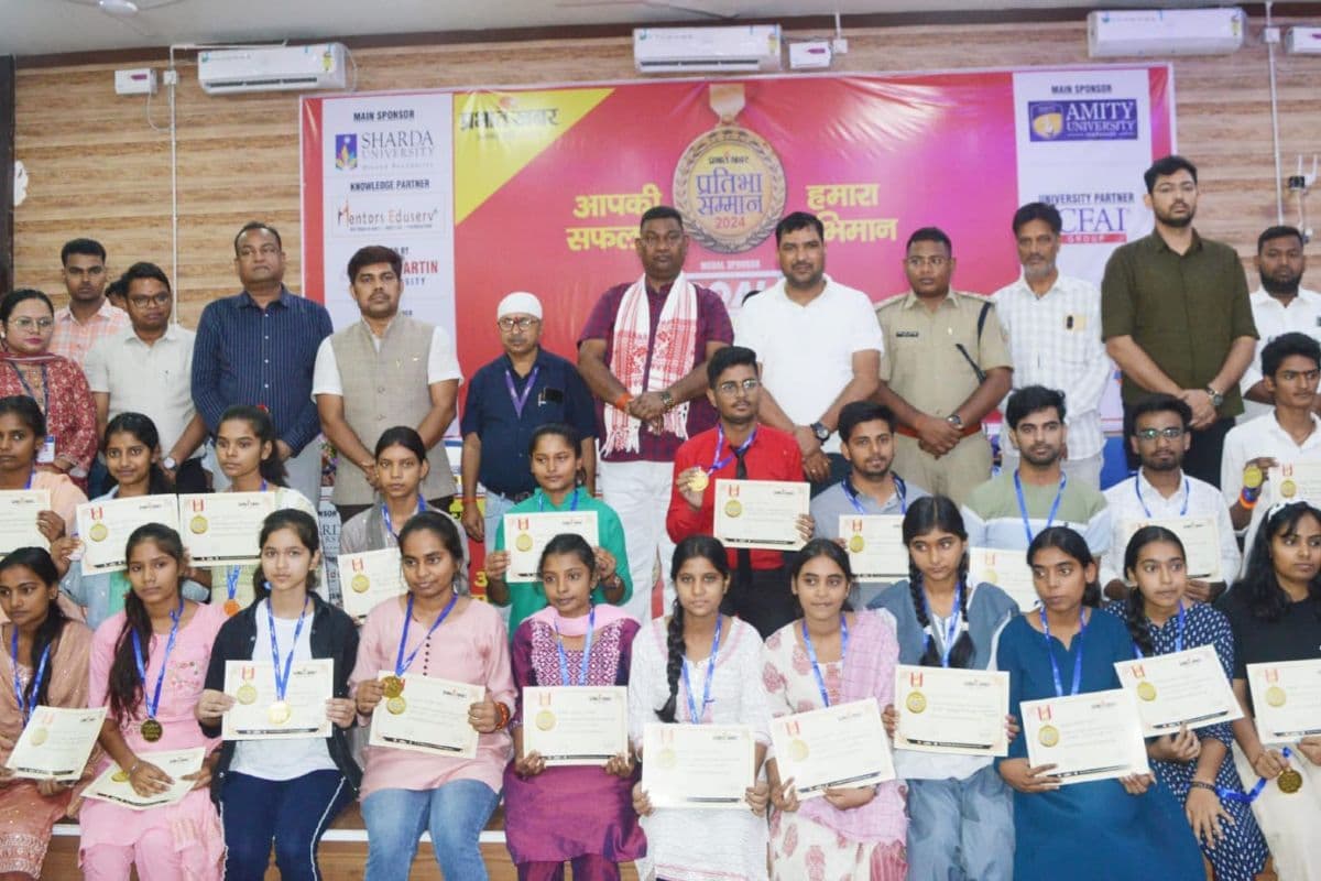 प्रतिभाओं को सम्मानित करते मंत्री सत्यानंद भोक्ता समेत अन्य