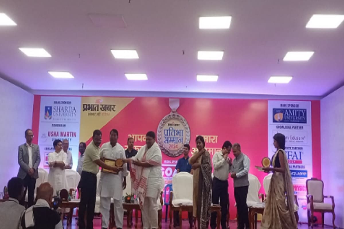 प्रभात खबर प्रतिभा सम्मान : 10वीं और 12वीं बोर्ड के मेधावी स्टूडेंट्स और गुरु हुए सम्मानित