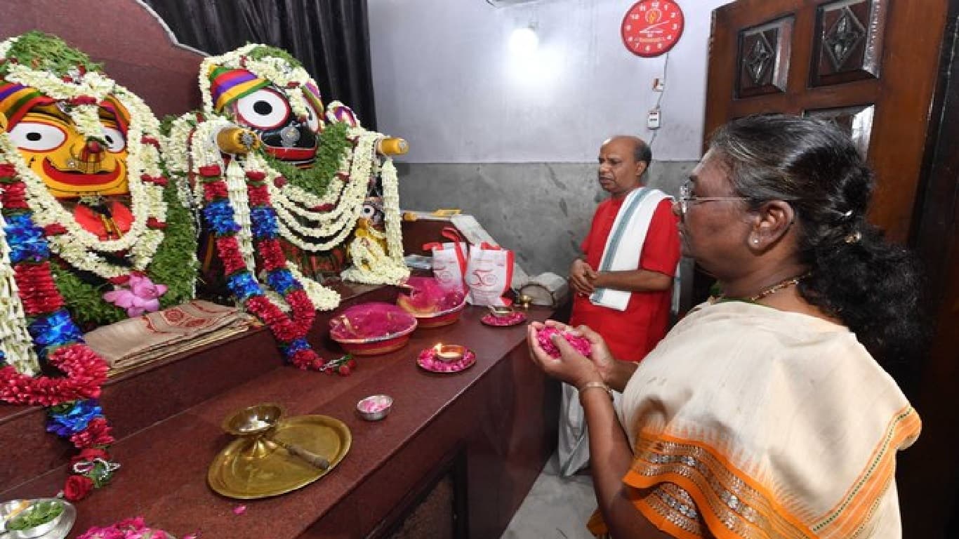 Draupadi Murmu Birthday: राष्ट्रपति द्रौपदी मुर्मू मना रहीं अपना 66वां जन्मदिन, पीएम मोदी सहित दिग्गज नेताओं ने दी बधाई