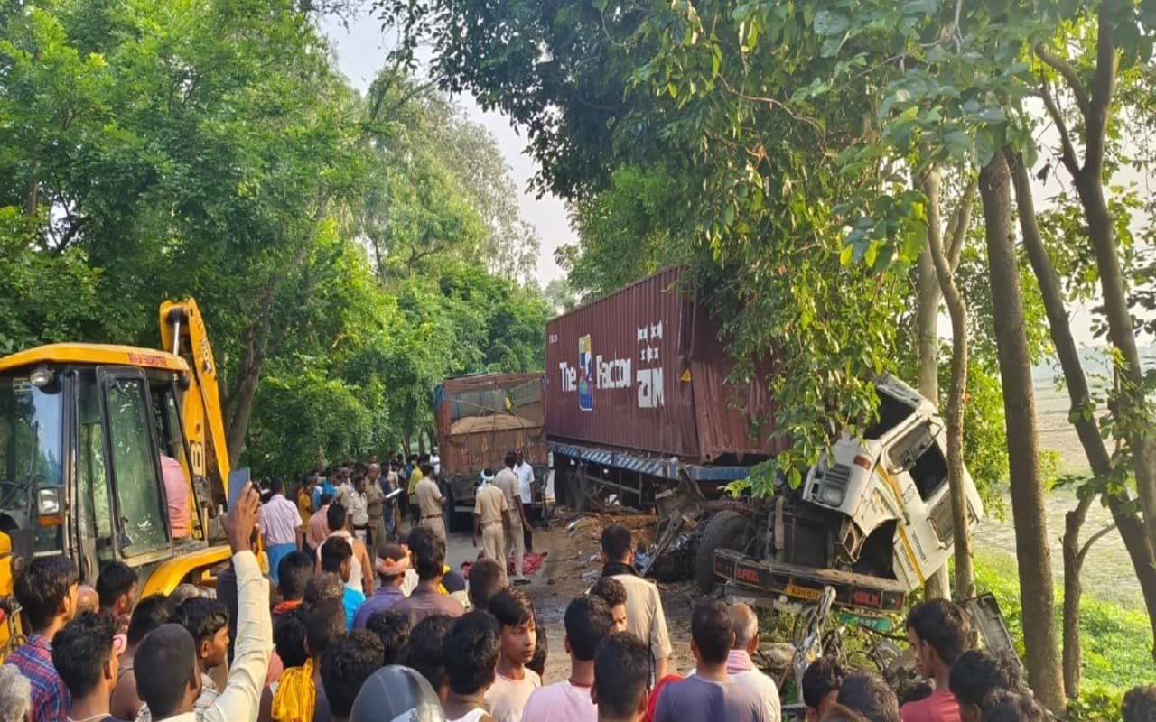 Bihar News: पूर्णिया में बालू लदे ट्रक और कंटेनर की आमने-सामने टक्कर, दोनों चालकों की मौत