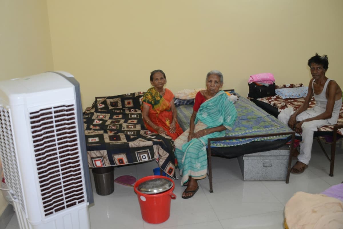 धनबाद : दो घंटे में तीन बुजुर्गों की मौत, ओल्ड एज होम की मदद के लिए सामने आए सामाजिक कार्यकर्ता