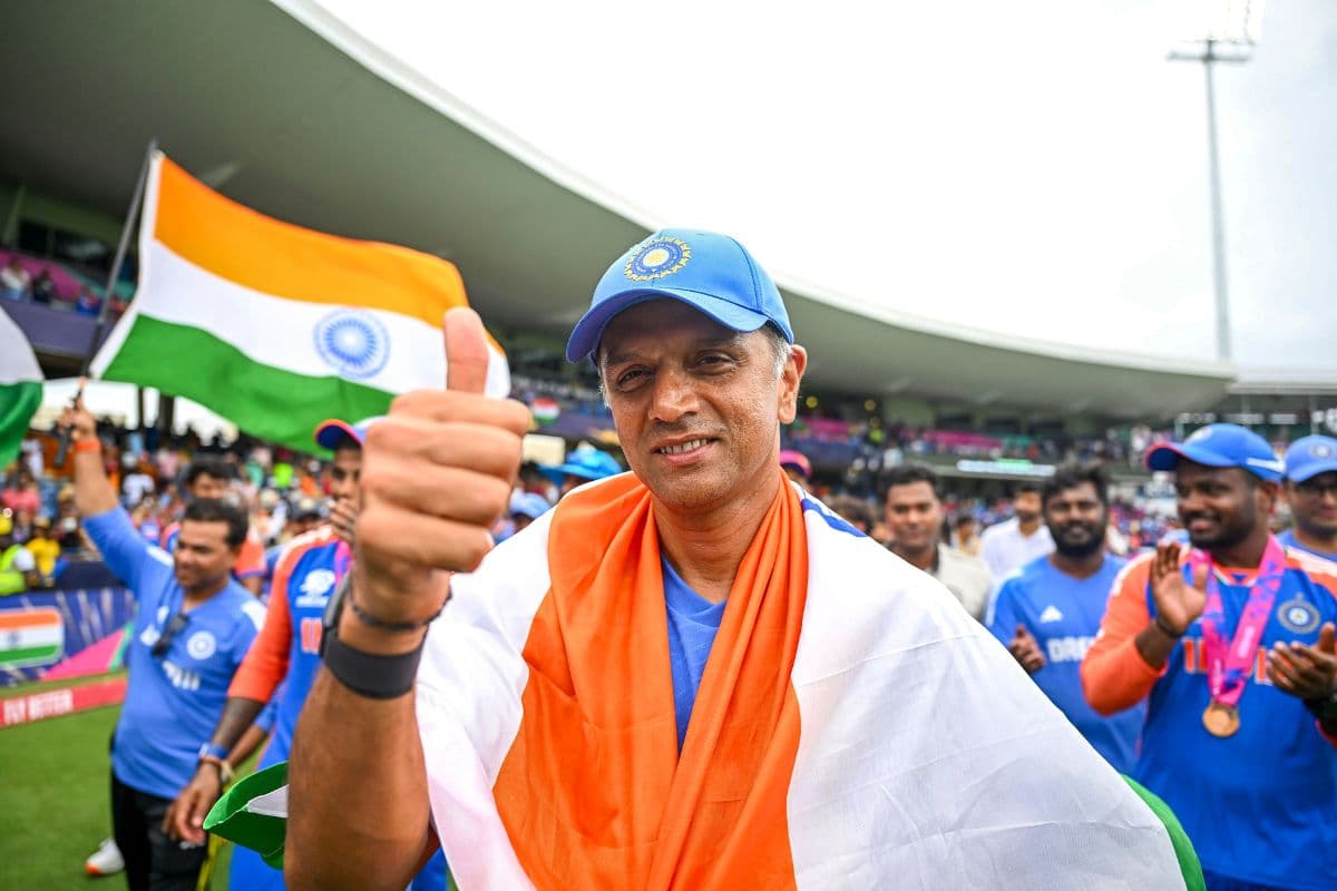 T20 World Cup 2024 Final: चैंपियन बनी टीम इंडिया, खिलाड़ियों ने कोच राहुल द्रविड़ को हवा में उछाला, देंखे वीडियो