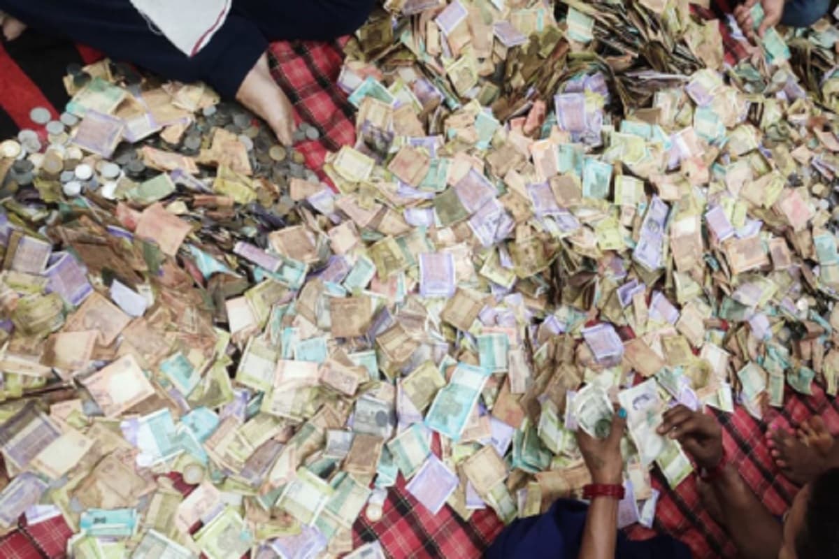 रांची के पहाड़ी मंदिर की दानपेटी से निकले डॉलर और दीनार समेत 6 लाख रुपये