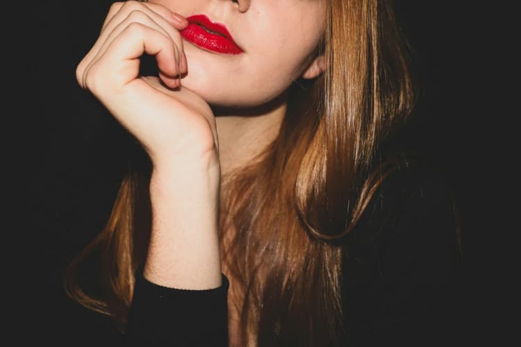 Lipstick Lasting Tips: लिपस्टिक को लंबे समय तक टिकाने के अद्भुत टिप्स और ट्रिक्स