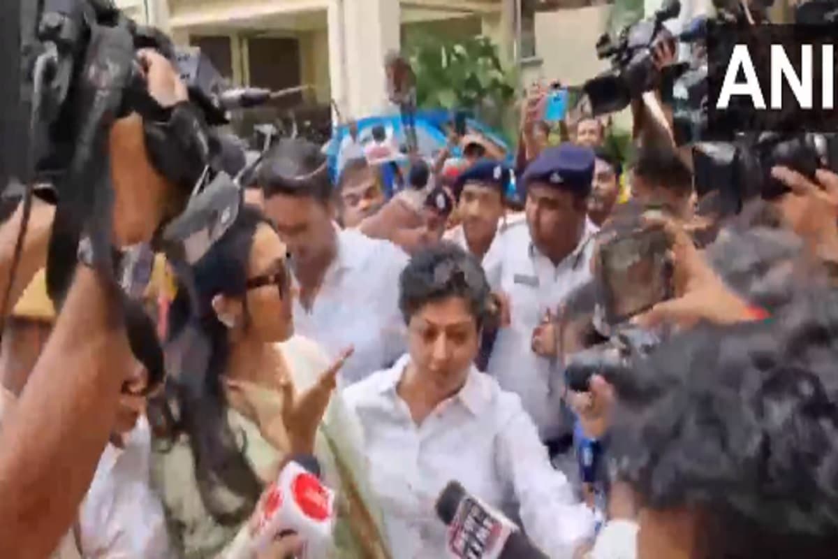 ईडी दफ्तर पहुंची मशहूर अभिनेत्री रितुपर्णा सेनगुप्ता, राशन घोटाला मामले में हो रही है पूछताछ