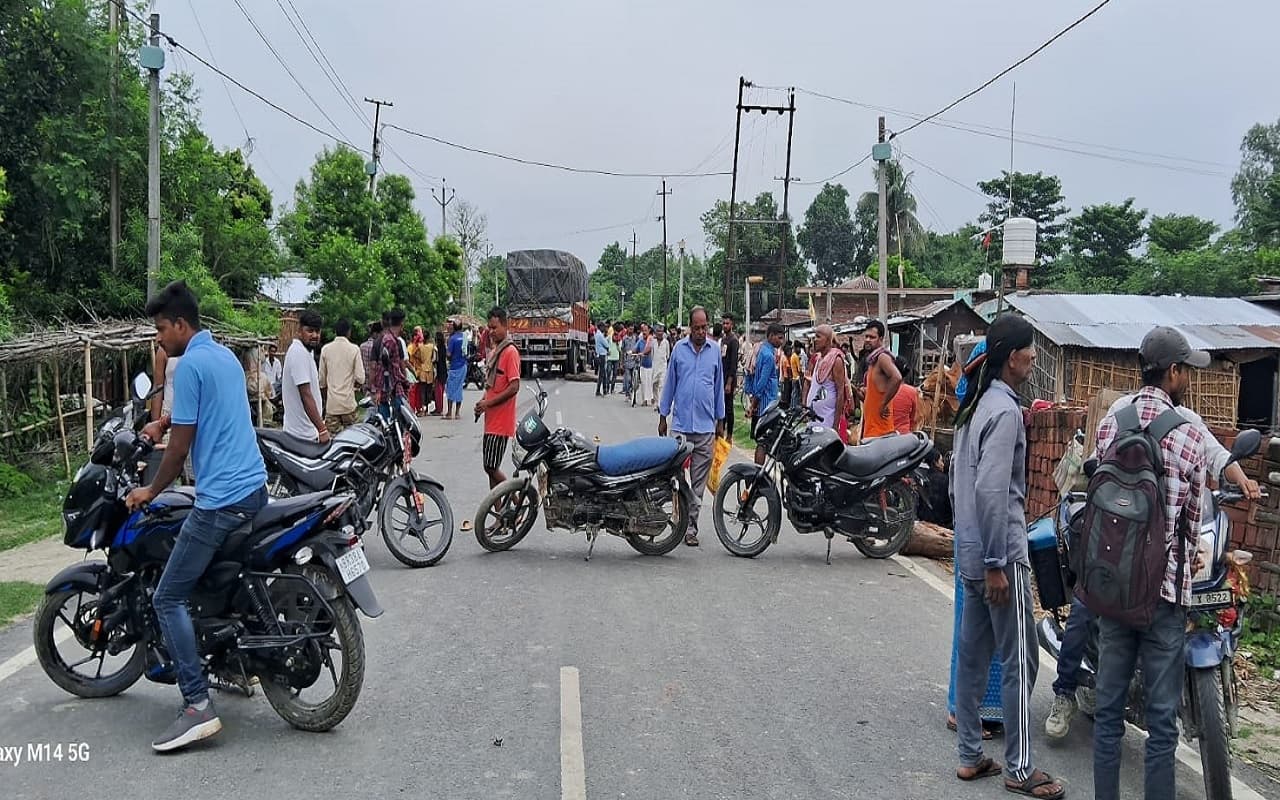 बिहार के सुपौल में ट्रक से कुचलकर किशोर की मौत, गुस्साए परिजनों ने बथनाहा-बीरपुर मार्ग को किया जाम