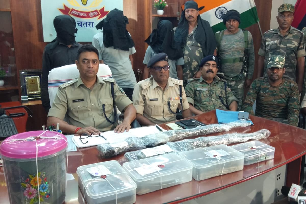 चतरा : टीएसपीसी के एरिया और सब जोनल कमांडर सहित तीन उग्रवादी गिरफ्तार, भारी मात्रा में गोला-बारूद बरामद