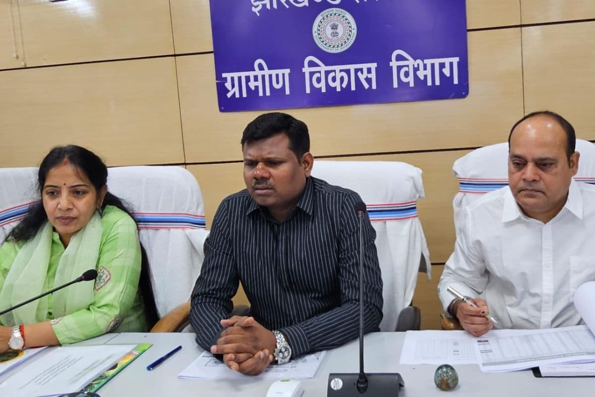 मनरेगा की योजनाएं समय पर पूरी हों और धरातल पर भी दिखें, झारखंड के ग्रामीण विकास सचिव ने अफसरों को दिए निर्देश