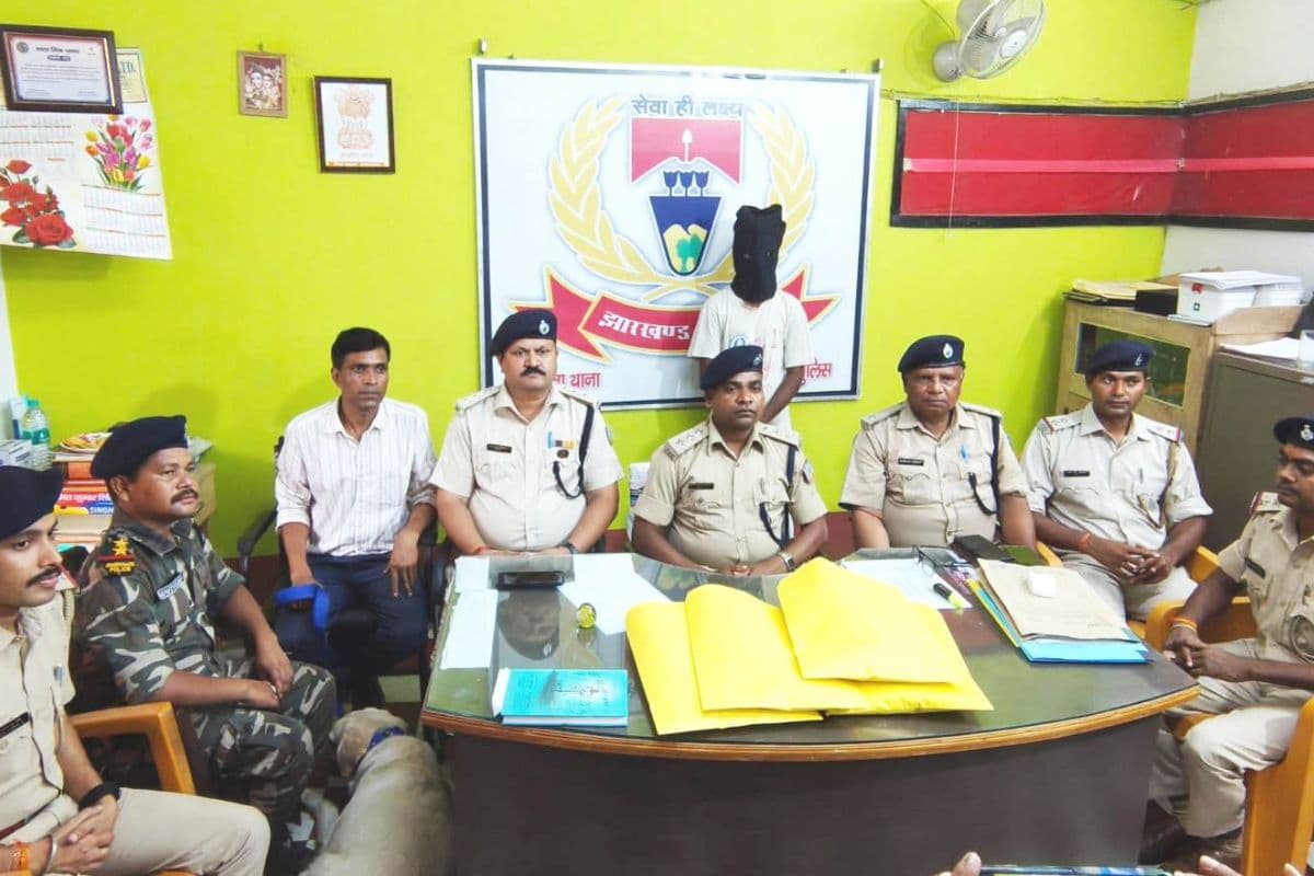 हत्याकांड का खुलासा करते पुलिस अधिकारी