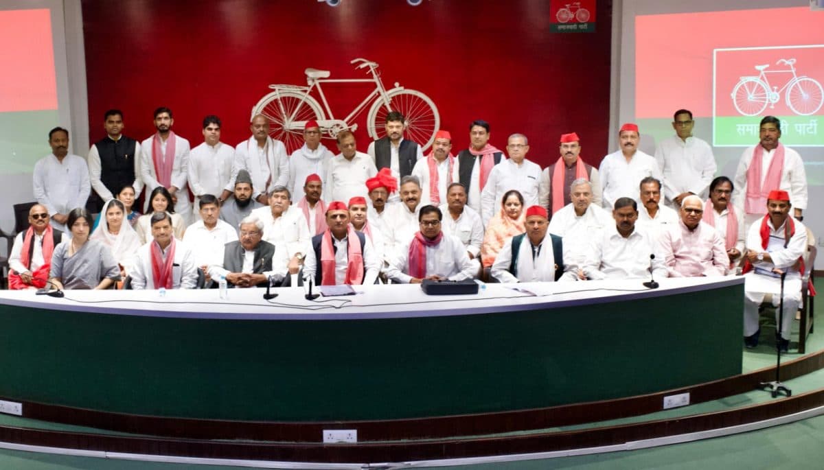 Akhilesh Yadav: सपा संसदीय दल के नेता चुने गए अखिलेश यादव, करहल विधानसभा से देंगे इस्तीफा