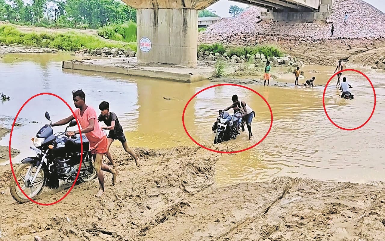 PHOTOS: 'ये नाव नहीं बाइक है...', सीतामढ़ी में बाढ़ की दस्तक के बाद जान जोखिम में डालकर चल रहे लोग