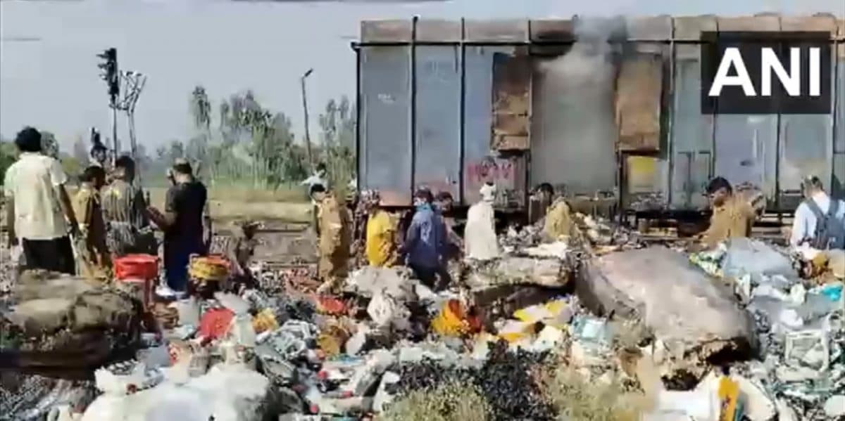 Train Fire News: यूपी के सीतापुर में असम जा रही मालगाड़ी की बोगी में लगी आग, कारणों का पता लगा रही आरपीएफ