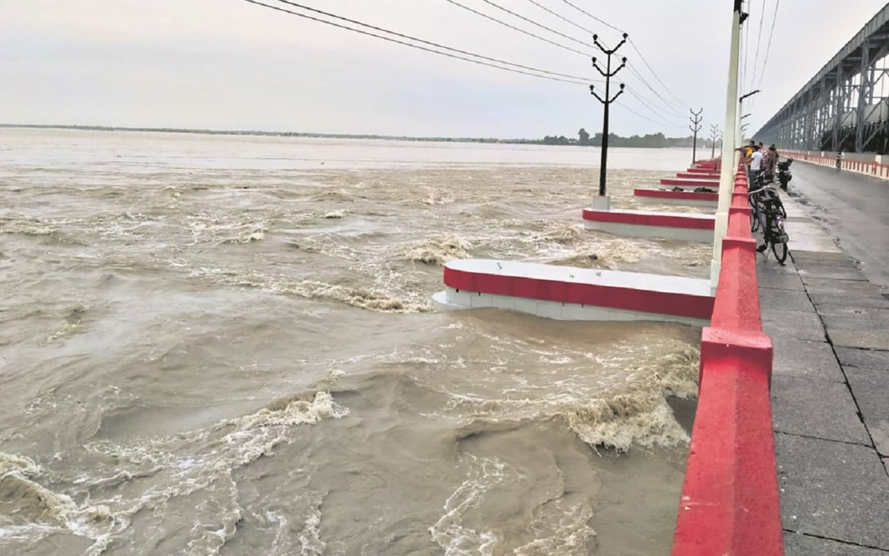 PHOTOS: सुपौल के बाजार में घुसा नेपाल की नदियों का पानी, कोसी भी दे रही बाढ़ से तबाही का संकेत
